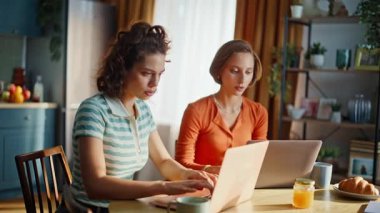 Ev mutfağında harika haberler alan dizüstü bilgisayar yarışmasını kazanan iki kişi heyecanlı. Neşeli kadınlar internette beş sevinçli başarı gösteriyorlar. Duygusal kız arkadaşlar bilgisayar mesajlarını okurken mutlu hissediyorlar.