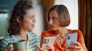Sabah mutfağında cep telefonlarıyla mesajlaşan iki kız arkadaş. Kahvaltıda akıllı telefonları izleyen birkaç kadın. Evde çevrimiçi içeriği tartışan pozitif kızlar..