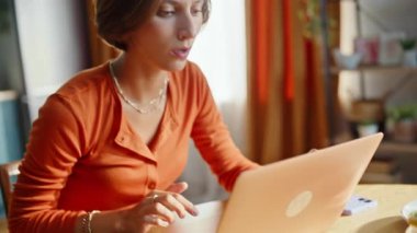 Kadın elle dokunmatik dokunmatik dizüstü bilgisayarı, e-postayı eve yakın çekimde açıyor. Hüsrana uğramış bayan serbest çalışan apartman mutfağında kötü haberler okuyor. Çevrimiçi öğrenci test sonuçlarını alırken hayal kırıklığı yaşıyor.