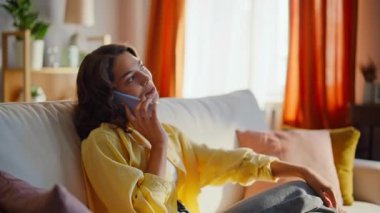 Tembel hafta sonu kapanışında rahat koltukta oturan esmer, konuşan cep telefonu. Gülümseyen kadın. Dedikoducu akıllı telefon. Rahat koltukta yalnız başına dinleniyor. Dairede cep telefonuyla konuşan mutlu bayan.