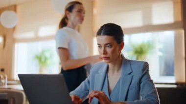 Bayan smm uzmanı, kafeteryada dizüstü bilgisayarı karıştırıyor ve yaratıcı projeyi yakından düşünüyor. Parlak Kafe 'de ciddi bir kadın çalışıyor. Uzaktan kumandayı yazan mutlu esmer yönetici kapalı alanda yoğunlaşıyor.