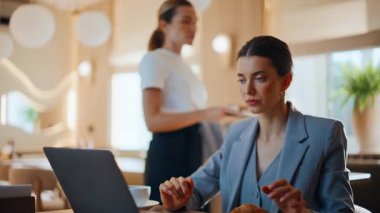 Laptop kullanan bir kafe ziyaretçisi lezzetli kruvasanın tadını çıkarıyor. Kafeteryadaki bilgisayarda proje yapan rahat ve zarif bir kadın. Restoranda sıcak kahveyle internette sörf yapan profesyonel girişimci.