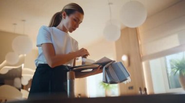 Restorandaki kadın temizlik görevlisi üniforma giyiyor. Bayan personel yemek salonunu düzenliyor, misafirler için kafe hazırlıyor. Küçük, rahat bir kafeteryada çalışan garson kız. Profesyonel hizmet.