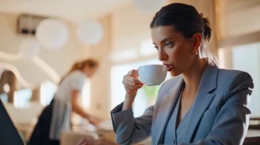 Yakından bir iş kadını kahvesini yudumluyor. Ciddi bir bayan küçük boş kafeteryada tek başına dinleniyor. Sıcak çay içen odaklanmış bir kadın rahat bir restoran masasında tek başına oturuyor. Tarz sahibi bayan yönetmen kafede dinleniyor.