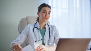 Çevrimiçi tıp danışmanı hasta sağlığını dinlemekten yakınıyor. Hasta ile sanal görüşme sırasında kendine güvenen bir terapist. Doktorun uzaktan bilgisayar konferansı var.