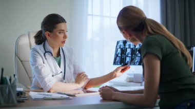 Doktor kapalı alanda tarama teşhisini tartışıyor. Kadın hasta kliniği ziyaret ediyor, profesyonel doktorlara danışıyor. Ciddi bir terapist, X-ray 'i hafif özel ofiste göstererek iyi haberleri paylaşıyor.
