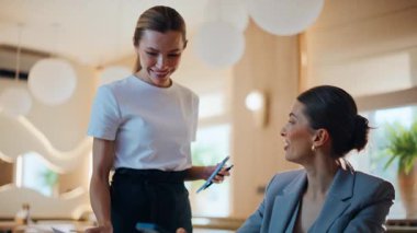 Ciddi bir kafe ziyaretçisi kapalı mekanda akıllı telefondan mesaj atıyor. Şehir restoranında garsonu karşılayan mutlu iş kadını. Kafeteryada sipariş veren güzel bir kadın. Neşeli bayan personelle konuşuyor.