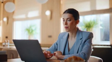 Kendine güveni tam bir iş kadını. Şehir kafesinde kruvasan yiyor. Güzel, zarif bir kadın kafeterya masasında bilgisayar başında oturuyor. E- posta iletisi klavyesi yazan ciddi yönetici serbest yazar