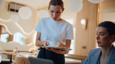 Kafeteryada dizüstü bilgisayar yazan iş kadını garson kız kahve getiriyor. Düşünceli kadın yönetmen kafede çalışan bir bilgisayar projesi yaratıyor. İnternette sörf yapan girişimci kadın düşünceleri