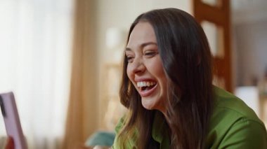 Gülen kadın sabahları evi arıyor. Mutlu kız, en iyi arkadaşıyla konuşuyor. Güneşli bir dairede el kol hareketi yapıyor. Neşeli pozitif esmer uzaktan cep telefonu kullanıyor. Güzel bayan dinleniyor.