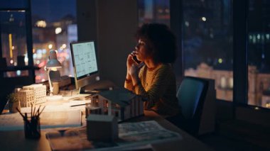 Karanlık iş yeri mimari ajansında cep telefonuyla konuşan bunalmış bir yönetici. Endişeli Afro-Amerikan mühendis gece ofisinden arıyor. Sorunlu mimar akıllı telefondan bina sorununu tartışıyor