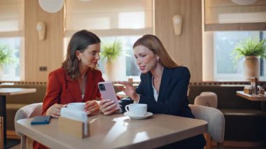 Modern restoran masasında oturan cep telefonu arayan iki arkadaş. Cafe 'deki kadın ortağa akıllı telefon gösteren zarif bir iş kadını. Birkaç meslektaş kahve molasında telefon içeriğini tartışıyor..