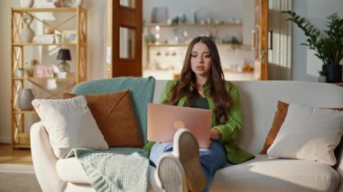 Uzaktan yönetici evde e-ticaret projesi geliştiriyor. Düşünceli kadın internette tek başına ev koltuğunda oturmayı düşünüyor. Profesyonel serbest çalışan işini bitiren bilgisayar kapağı