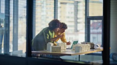 Stresli mimarlar toplantı odasında bilgisayar konusunda endişeli görünüyorlar. Mutsuz, çok kültürlü meslektaşlar dizüstü bilgisayar haberlerini hayal kırıklığına uğrattı. Endişeli emlakçılar ofiste anlaşamadılar