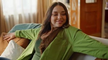 Kapanış koltuğu düşen kız evde kendini mutlu hissediyor. Tembel kadın, oturma odasındaki dinlenme koltuğunu alıyor. Keyifli esmer, rahat bir apartman dairesinde tek başına dinleniyor. Yurtiçi yaşam tarzı kavramı