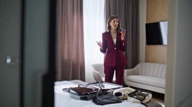 Lüks otel odasında duran iş kadını sesli mesaj yazdırıyor. Zarif kadın patron apartmandaki akıllı telefondan ses kaydı yapıyor. Cep telefonu hoparlöründen konuşan kendine güvenen esmer..