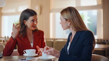 Gülümseyen esmer, arkadaşlarıyla haberleri paylaşıyor. Modern kahve dükkanında yan yana oturuyorlar. Kafede ilginç sohbetlere katılan iki genç kadın. Kafeteryada duygusal bir kadın hikaye anlatıyor..