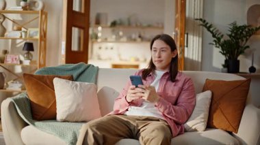 Yumuşak kanepede cep telefonu uygulamasını araştıran esmer bir kadın. Modern dairede tek başına oturan akıllı telefon ekranlı yakışıklı genç adam. Asyalı öğrenci cep telefonuyla konuşuyor.