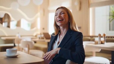 Neşeli bayan cep telefonu mesajının tadını çıkarsın. Lokantaya yakın oturarak. Gülümseyen iş kadını, bankacılık telefonu uygulaması ile gelir elde ediyor. Modern kafede akıllı telefon mesajları okuyan mutlu bir iş kadını.