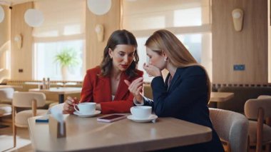 İş yerinde yakın planda dedikodu yapan iş arkadaşları. Zarif bir kadın restoran masasında kulağına ilginç sırlar fısıldıyor. İki bayan arkadaş gülerek muhabbetin tadını çıkarıyor..