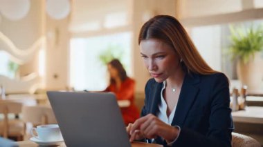 Kafeteryada kendine güveni tam bir bilgisayar, sıcak espresso yudumluyor. Cafe 'de kahve molasında bilgisayar e-postalarını okuyan zarif bir iş kadını. Restoranda çalışan harika bir kadın yönetici..