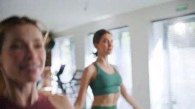 Enerjik insanlar spor salonunda egzersiz yapıyor. Spor salonunun kapanışında grup sekmesi yaparak kardiyo çalışmasının keyfini çıkarıyorum. Aktif takım spor salonunda el kaldırıyor. Sağlıklı yaşam tarzı.