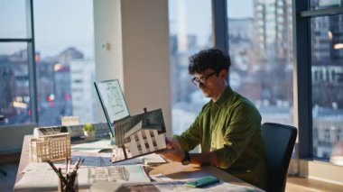 Mimari tasarım planlayan inşaat işçisi ev modelini ofisinde tutuyor. İş yerinde ev tasarımı üzerine çalışan ciddi bir mimar. Mühendislik projesi üzerine düşünen bir emlak uzmanı..