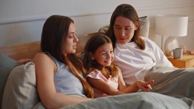 Anne ve babası hafta sonları yatak topluyor. Evli ve çocuklu bir çift rahat yastıklarda dinleniyor ve iletişimin tadını çıkarıyor. Anne-baba-kız ilişkisini önemseyen aile zamanlarını birlikte geçiren