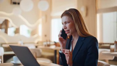 Girişimcilere, samimi kafeteryaların yakın çekimlerinde iş görüşmeleri laptopları var. Şık bir iş kadını cep telefonundan bilgisayar ekranına bakıyor. Gülümseyen kadın CEO kafede cep telefonuyla projeyi tartışıyor