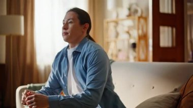 Güneşli oturma odasında yorgun bir adam dinleniyor. Üzgün adam uzaktan bakıyor, yalnız başına rahatlıyor. Mutsuz yakışıklı hippi sorunları değerlendiriyor. Yorgun Asyalı esmer, hafta sonu dairesinde saçlarını ovalıyor.