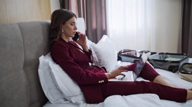 Ciddi bir iş kadını lüks otel yatağında bilgisayarını karıştırarak akıllı telefonlardan konuşuyor. Meşgul kadın patron arama yapan bilgisayardan rapor alıyor. İş gezisinde cep telefonuyla konuşan zarif bir yönetici..