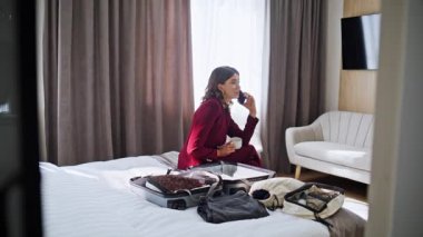 Zarif bir gezgin, rahat bir otel yatağında cep telefonunu arıyor. Başarılı bir iş kadını cep telefonuyla konuşuyor lüks bir motelde kahve içiyor. Rahat bayan turist vardıktan sonra akıllı telefondan konuşuyor.