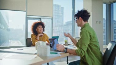 Ofiste açık alanda çalışan emlakçılar. Mülk satış planlama şirketinin pazarlama stratejisini tartışan iki çok ırklı meslektaş. Profesyonel mimarlar mimari tasarım fikirlerini paylaşıyorlar