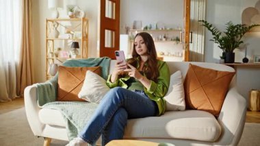 Sakin bir kadın evde oturmuş akıllı telefon ekranı seyrediyor. Rahat öğrenci bayan rahat koltukta cep telefonu sosyal ağları araştırıyor. İnternette cep telefonu alışverişi yapan güzel bir kız.