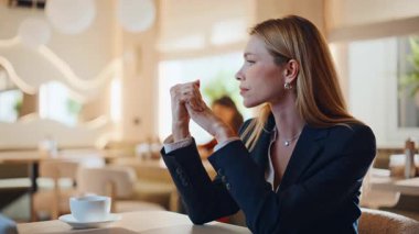 Sinirli iş kadını, hafif kafeteryada tek başına oturmayı düşünüyor. Stresli kadın müdür kahve molasında iş sıkıntısı çekmekten endişeleniyordu. Kafede profesyonel krizin sona ermesinden endişe duyan ezik..