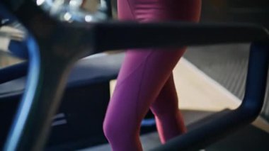 Koşu bandında vücut bakımında sağlıklı sporcu kadın eğitimi. Modern spor salonunda su içen güzel bir kadın koşu makinesinde yürüyor. Sıska bayan koşucu spor antrenmanında ferahlatıcı..