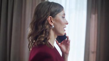 Otel odasında cep telefonuyla konuşan güzel bir kız iş gezisini konuşuyor. Zarif bir iş kadını elinde kahve fincanıyla modern moteli arıyor. Zengin esmer konuşan cep telefonu espresso içiyor..