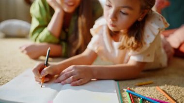 Yakından çekilen çocuk hafta sonu kapanışta kağıda kalem çiziyor. Esmer anne, iç mekânda yatan kızla konuşuyor. Küçük çocuk annesiyle fotoğraf çektirmek için zaman yaratıyor. Mutlu çocukluk kavramı