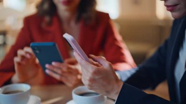 İş kadınlarının elleri akıllı telefonları kaydırıyor ve kafeteryada harika haberler alıyor. Kafede cep telefonu mesajı atan iki kadın heyecanlı. Cep telefonu arayan duygusal bayanlar başarıyı paylaşıyor.