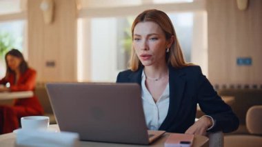 Modern kafeteryanın kapanış dizüstü bilgisayarı hayal kırıklığına uğramış. Stresli iş kadını kafeteryadan çalışan sinirli bir e-posta atmış. Sinir yöneticisi çevrimiçi hata görünümlü bilgisayar endişeli.