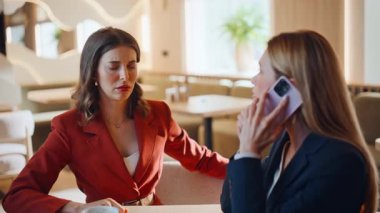 İş arkadaşları kafede otururken cep telefonu konuşmalarından bıkmış. Hayal kırıklığına uğramış iş kadını, akıllı telefon konuşmasını kötü haberleri dinleyerek bitirdi. İki meslektaşın telefon konuşmasından sonra sorunları tartışıyor..