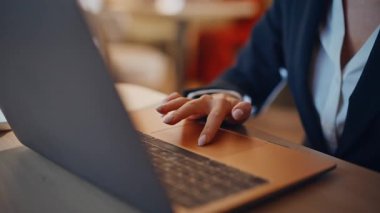 Modern kafe kapanışında dokunmatik bilgisayarlı internet sitesi kullanan iş kadını parmakları. Zarif kadın yönetici kafeteryada online araştırma yapıyor. Kendine güvenen bir bayan yönetici restoranda çalışıyor..