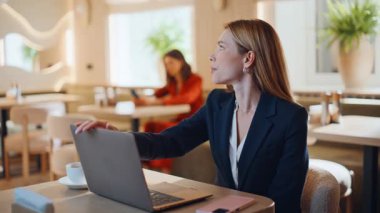 Şok olmuş bir kadın internet projesinde hata buldu. Kafe kapanırken. Endişeli iş kadını avuçlarında stres hissederek yüzünü gizliyor. Kadın yönetici restoranda bilgisayarın kapanmasından endişe ediyor..