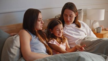 Anne ve babası hafta sonları yatak topluyor. Evli ve çocuklu bir çift rahat yastıklarda dinleniyor ve iletişimin tadını çıkarıyor. Anne-baba-kız ilişkisini önemseyen aile zamanlarını birlikte geçiren