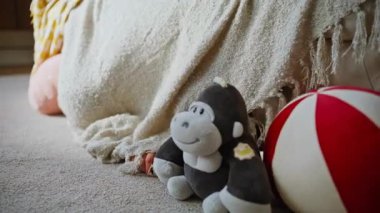 Kanepe saklayan iki çocuk battaniye kapmaca oynuyorlar. Aktif ağabey halı oturma odasında eğleniyor. Pozitif çocuklar hafta sonları kanepenin altında eğleniyorlar. Mutlu çocukluk