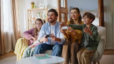 Yetişkin çocuklar video oyunu oynuyorlar. Baba kız çevrimiçi yarışmayı kazanıyor. Duygusal adam elinde kablosuz konsol tutarak üzgün çocuğa gülüyor. Anne oğlu evde hayal kırıklığına uğruyor.