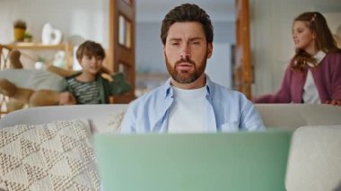 Stresli, bağımsız çalışan, dizüstü bilgisayarlı daireye yakın çekim yapmaya çalışan biri. Yorgun sakallı adam çocuk sesine tepki veriyor. Dikkati dağılmış oturma odasını hissediyor. Kızgın baba bilgisayar kapağını kapatıyor çocuklar oyuncak atıyor.