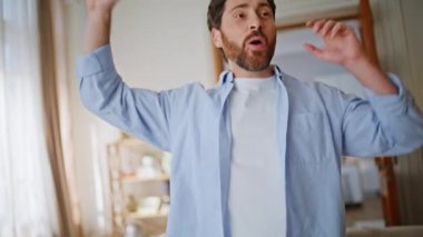 Mutlu aile, dans salonunun yakınından geçerken eğleniyor. Gülümseyen ebeveynler, aydınlık dairelerde eğleniyorlar. Dans eden küçük kız, dans eden anne, baba kardeş modern ev. Pozitif insanlar yaşam tarzı konsepti