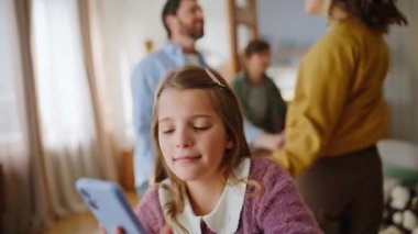 Dans eden aile videosu akıllı telefonları yakın çekim için arıyor. Elinde cep telefonu videosu olan genç bir kız. Kardeşiyle birlikte. Oturma odası aydınlık. Mutlu insanlar birlikte vakit geçiriyorlar.