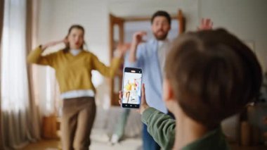 Çocuk dans eden aileyi filme alıyor. Oturma odasında eğleniyor. Çocukluk çağındaki mutlu çocuk, elinde kamerayla ailelerini arıyor ve mutlu mesut yaşıyor. Birlikte cep telefonu kaydı yapan insanlar.